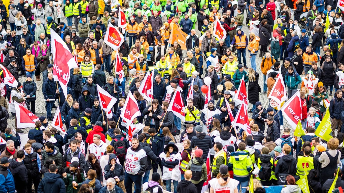 Warnstreiks in der Region: Demonstranten nehmen an einer Kundgebung auf dem Trammplatz vor dem Neuen Rathaus in Hannover teil.