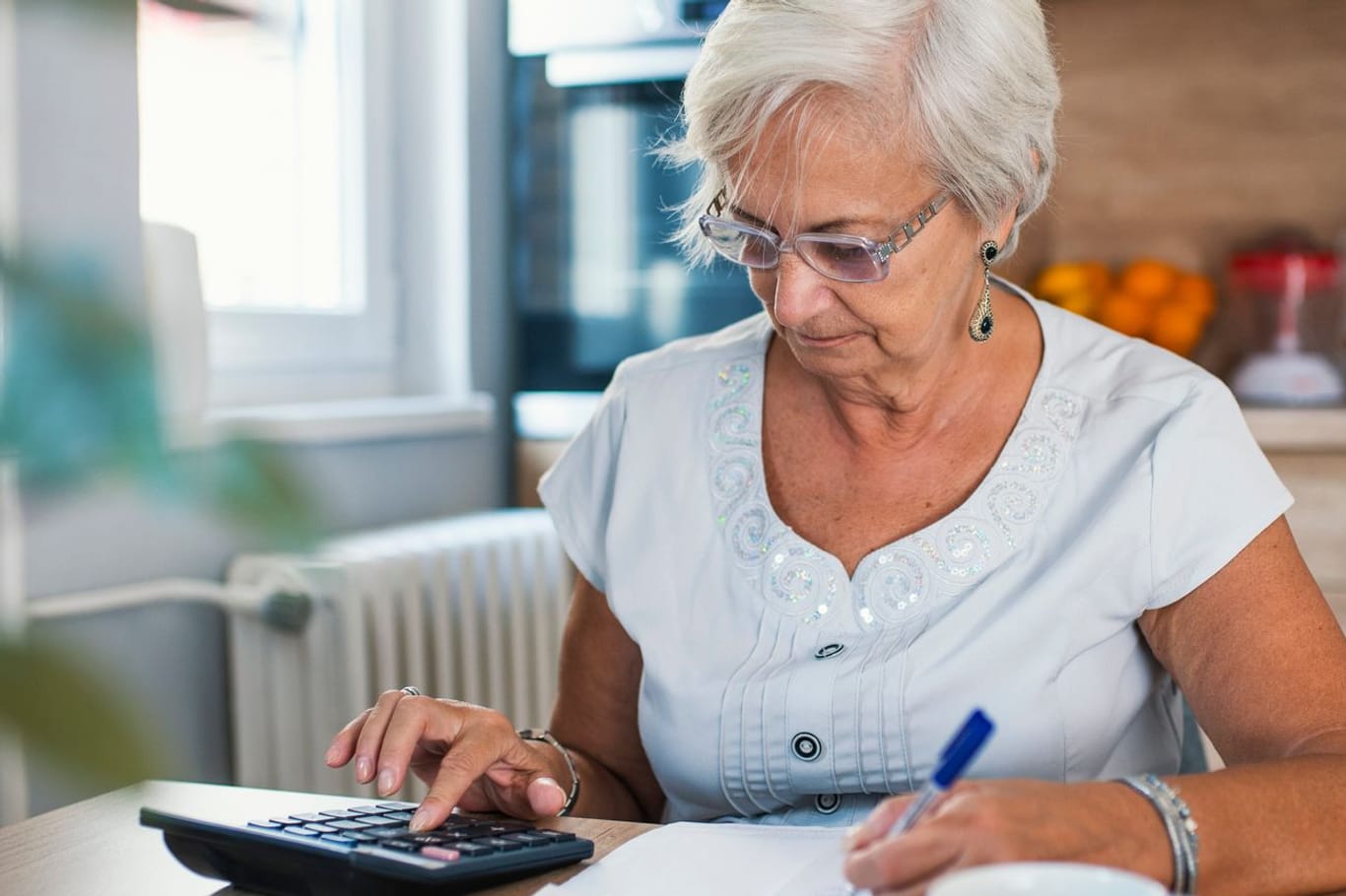 Rentnerin rechnet (Symbolbild): Steuerpflichtige müssen später selbst nachweisen, dass ihre Rente doppelt besteuert wurde.