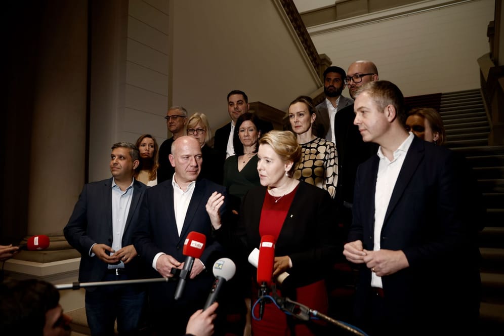 Raed Saleh (SPD, 1. Reihe l-r), Kai Wegner (CDU), Franziska Giffey (SPD), Stefan Evers (CDU): Sie geben gegenüber der Presse ein Statement zum Stand der Entwicklung bei der Regierungsbildung in Berlin ab.