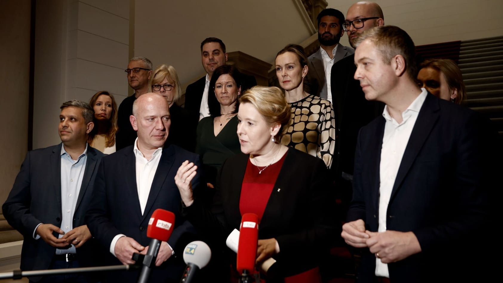 Raed Saleh (SPD, 1. Reihe l-r), Kai Wegner (CDU), Franziska Giffey (SPD), Stefan Evers (CDU): Sie geben gegenüber der Presse ein Statement zum Stand der Entwicklung bei der Regierungsbildung in Berlin ab.