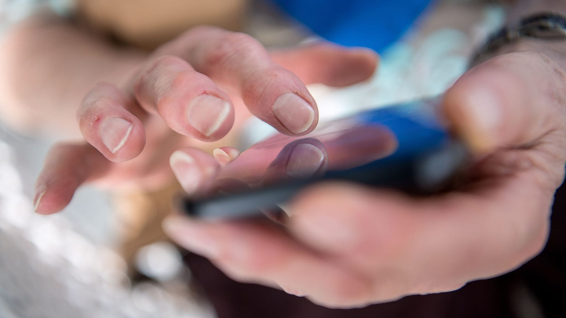 Eine Seniorin tippt auf ihrem Smartphone (Symbolbild): In Hannover hat eine 90-Jährige die Polizei gerufen, nachdem drei Trickbetrüger nacheinander versuchten, in ihre Wohnung zu kommen. Eine Seniorin tippt auf ihrem Smartphone (Symbolbild): In Hannover hat eine 90-Jährige die Polizei gerufen, nachdem drei Trickbetrüger nacheinander versuchten, in ihre Wohnung zu kommen.