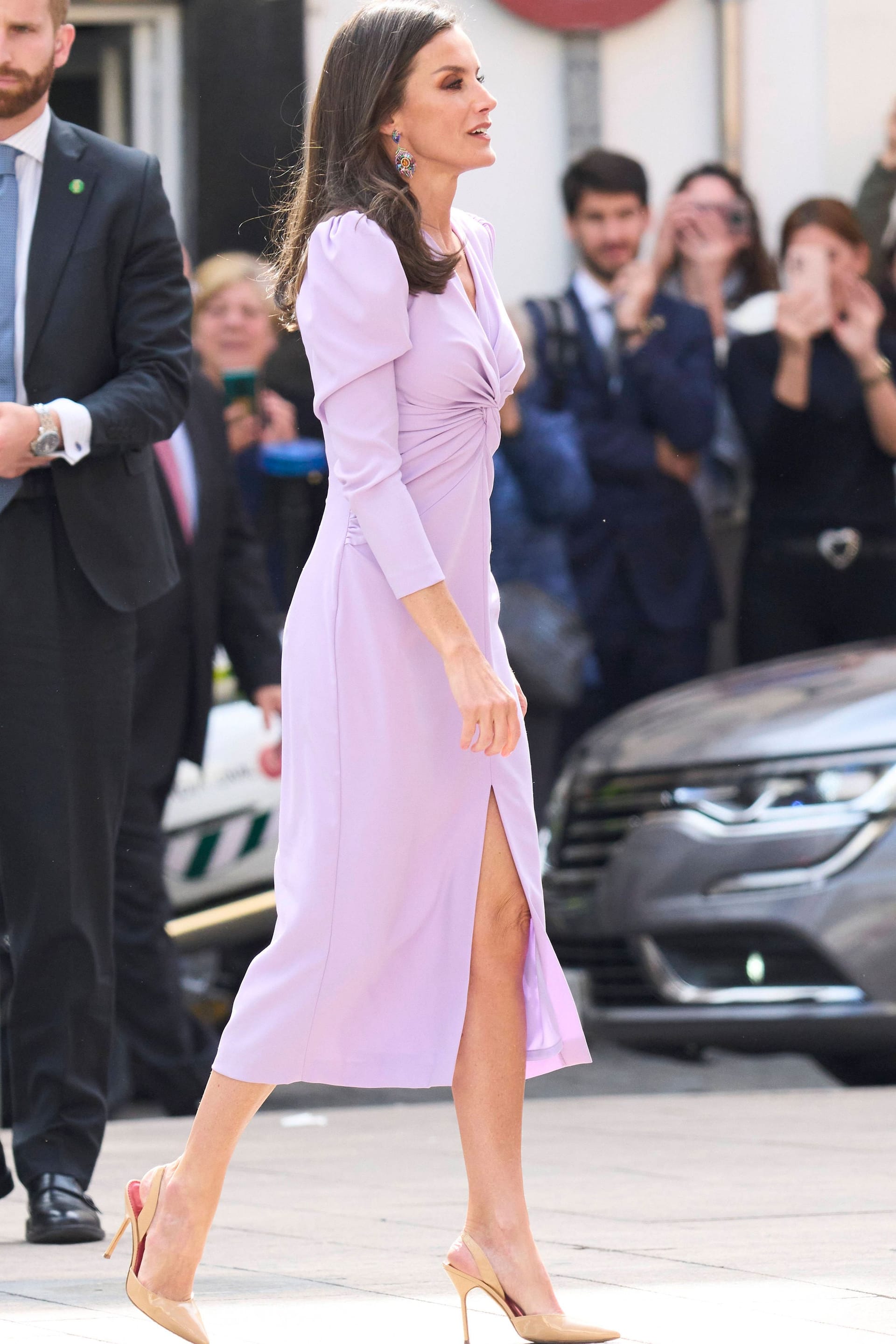 Königin Letizia zeigt Bein.