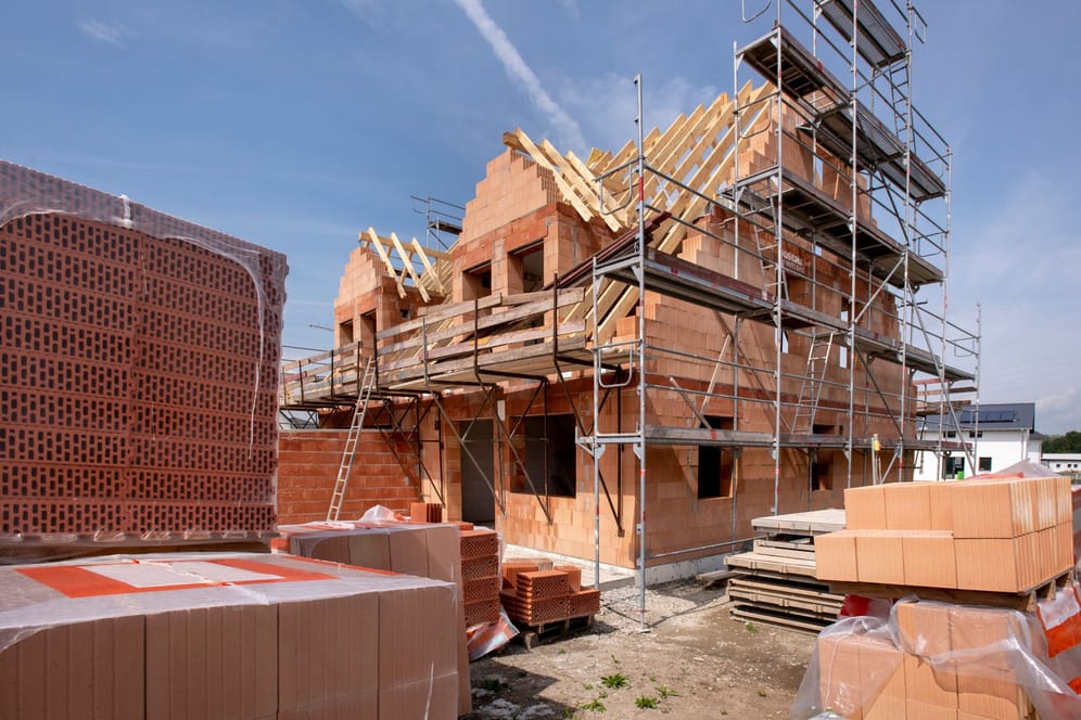 Haus im Bau (Symbolbild): Wer nachhaltig bauen oder kaufen möchte, profitiert unter Umständen vom neuen KfW-Förderpogramm.