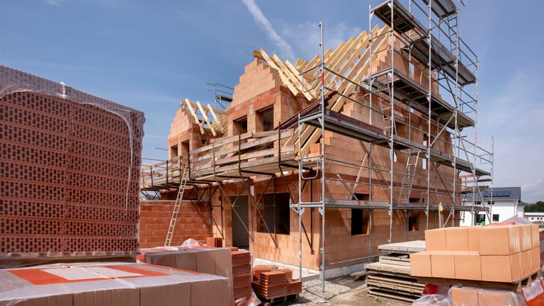 Haus im Bau (Symbolbild): Wer nachhaltig bauen oder kaufen möchte, profitiert unter Umständen vom neuen KfW-Förderpogramm.