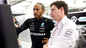 Mercedes-Teamchef Wolff (r.) und Pilot Hamilton: Probleme zum Auftakt.
