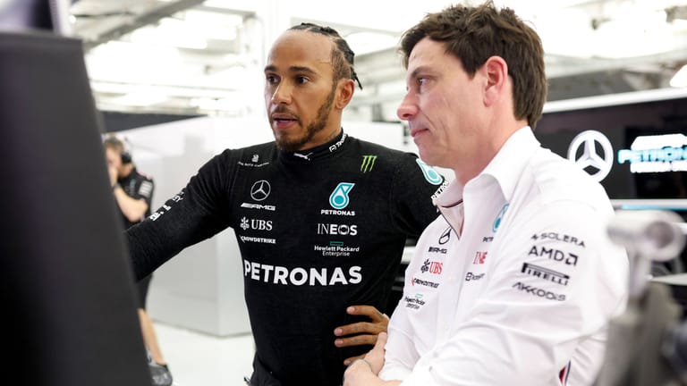 Mercedes-Teamchef Wolff (r.) und Pilot Hamilton: Probleme zum Auftakt.