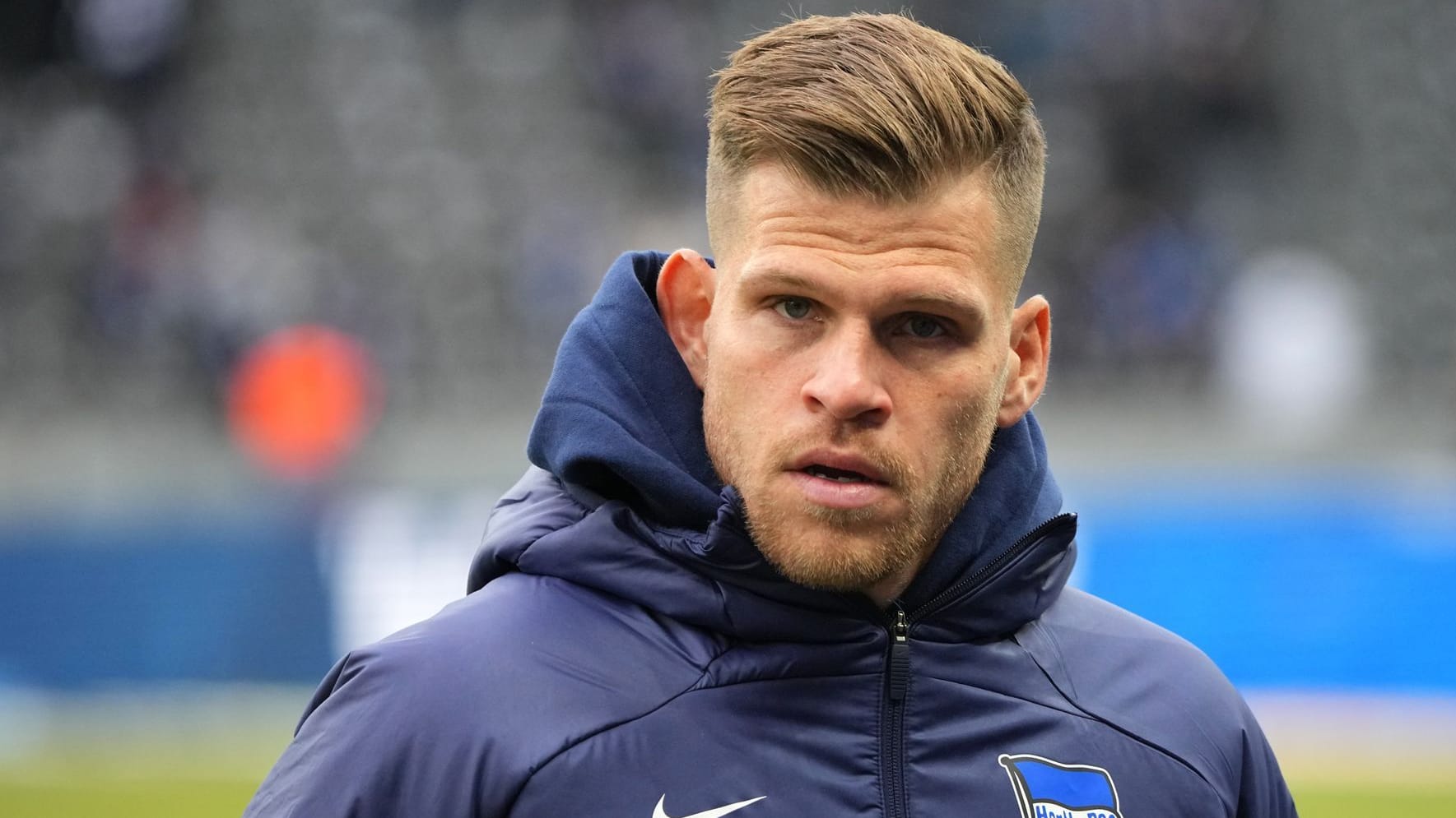 Florian Niederlechner: Er tippte auf der Ersatzbank an seinem Handy.