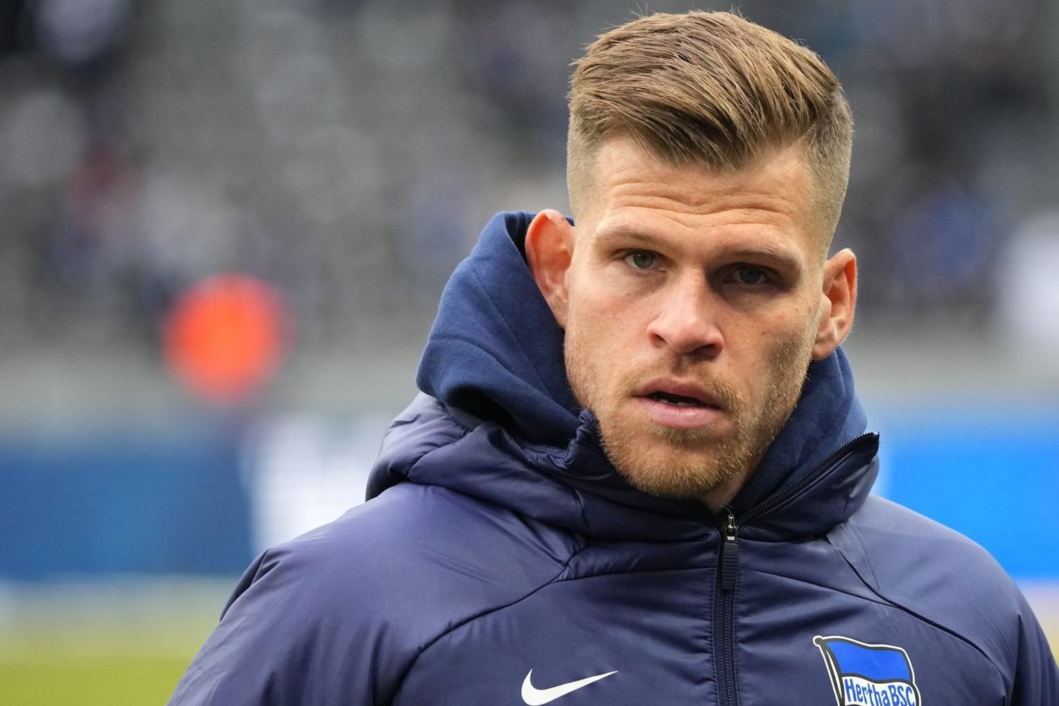 Florian Niederlechner: Er tippte auf der Ersatzbank an seinem Handy.