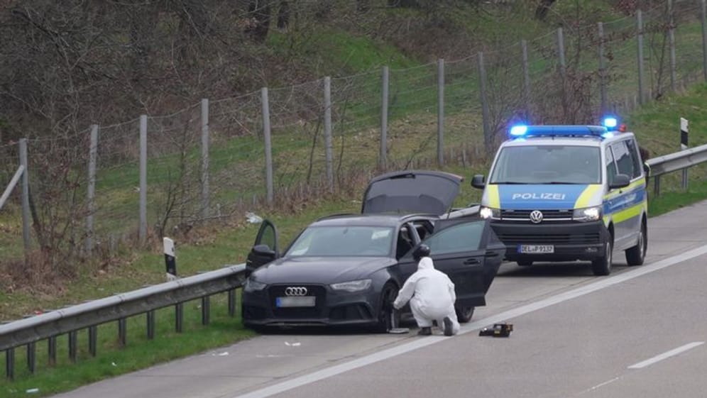 Ein Auto und ein Fahrzeug der Polizei stehen auf dem Standstreifen der Autobahn 1 bei Ahlhorn, während ein Mitarbeiter der Polizei am PKW zu sehen ist: Nach einer Verfolgungsfahrt hat die Polizei das Auto von mutmaßlichen Geldautomaten-Sprengern gestoppt.