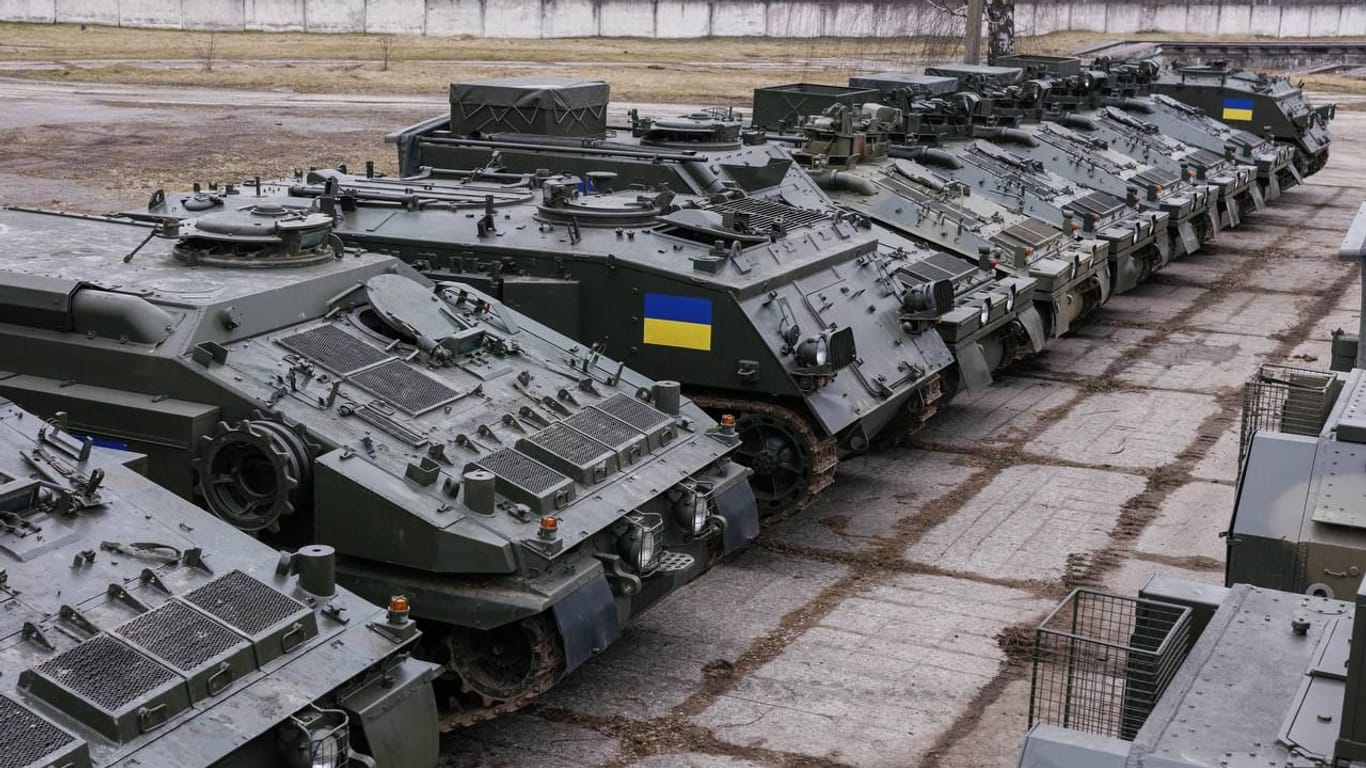 Gepanzerte Fahrzeuge stehen bereit für die Ukraine: Eine Organisation sammelte Spenden dafür.