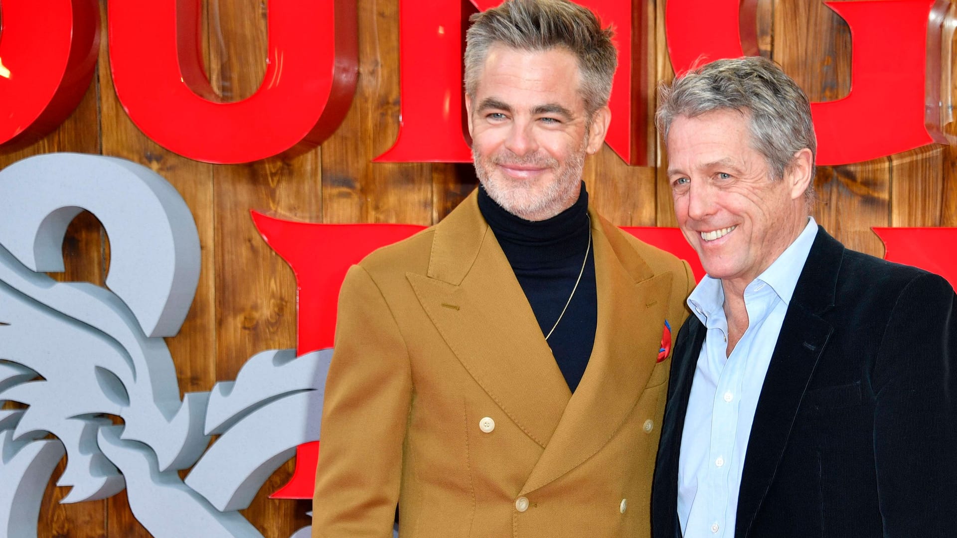 Chris Pine und Hugh Grant bei der "Dungeons & Dragons"-Premiere in Berlin.