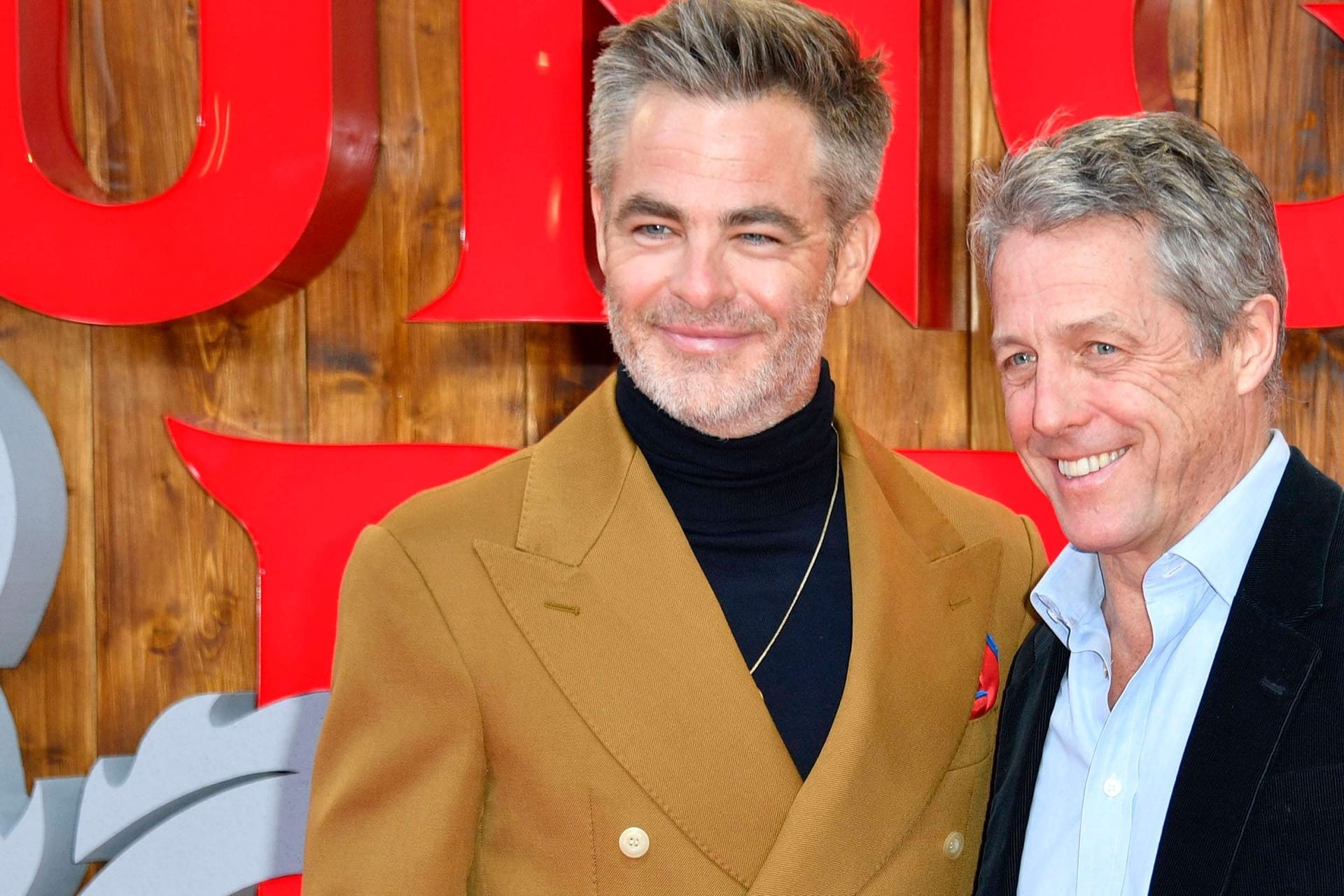 Chris Pine und Hugh Grant bei der "Dungeons & Dragons"-Premiere in Berlin.