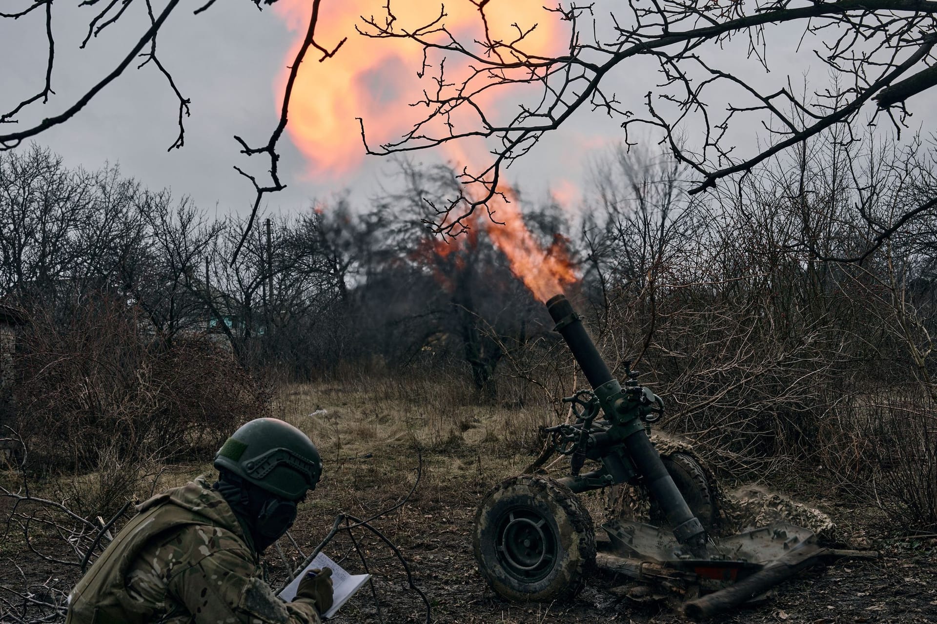 Freiwillige Soldaten feuern auf russische Stellungen bei Bachmut.