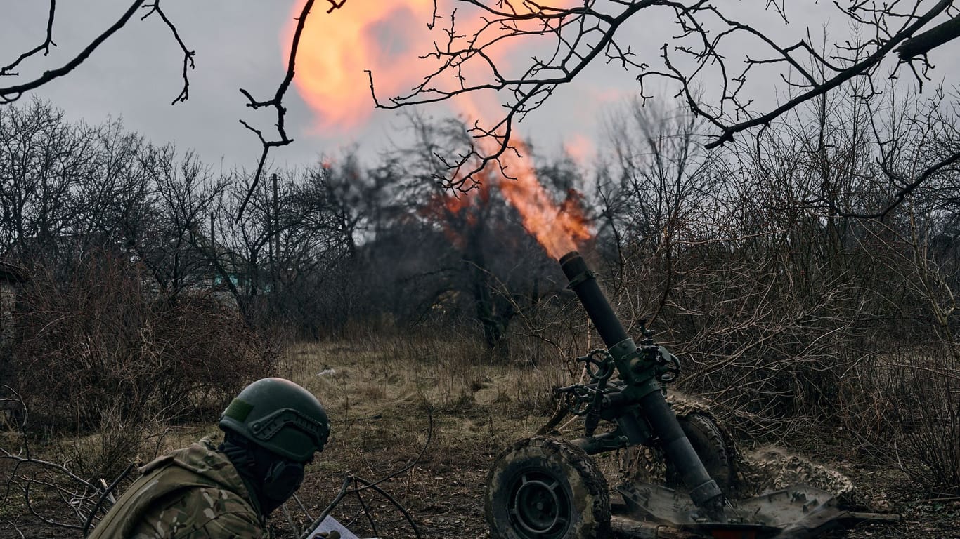 Freiwillige Soldaten feuern auf russische Stellungen bei Bachmut.