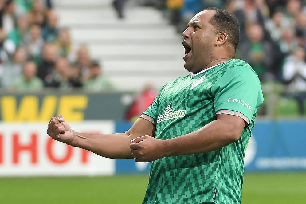 Ailton im Bremen-Trikot: Der "Kugelblitz" schürt nochmal die Fußballschuhe.