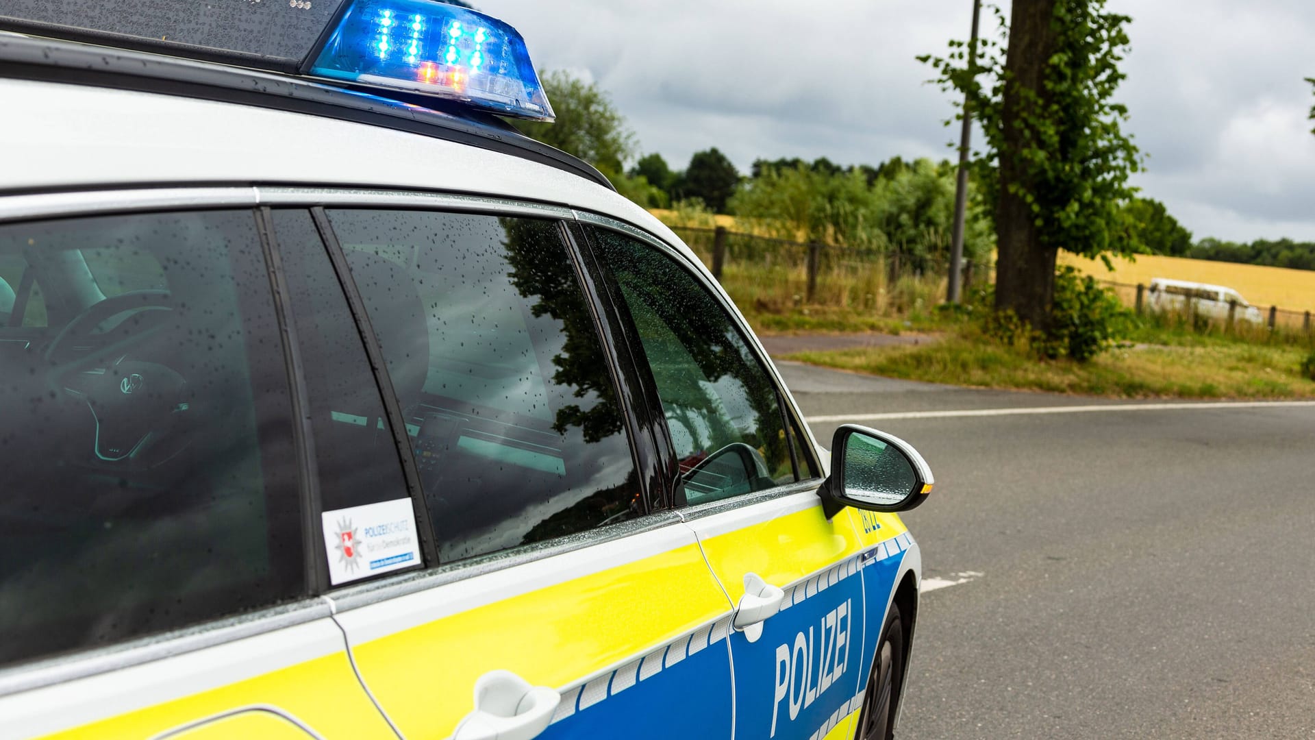 Ein Einsatzfahrzeug der Polizei steht mit Blaulicht auf einer Landstraße (Symbolbild): Bei einem Überholversuch sind zwei Fahrzeuge zusammengestoßen. Ein Einsatzfahrzeug der Polizei steht mit Blaulicht auf einer Landstraße (Symbolbild): Bei einem Überholversuch sind zwei Fahrzeuge zusammengestoßen.
