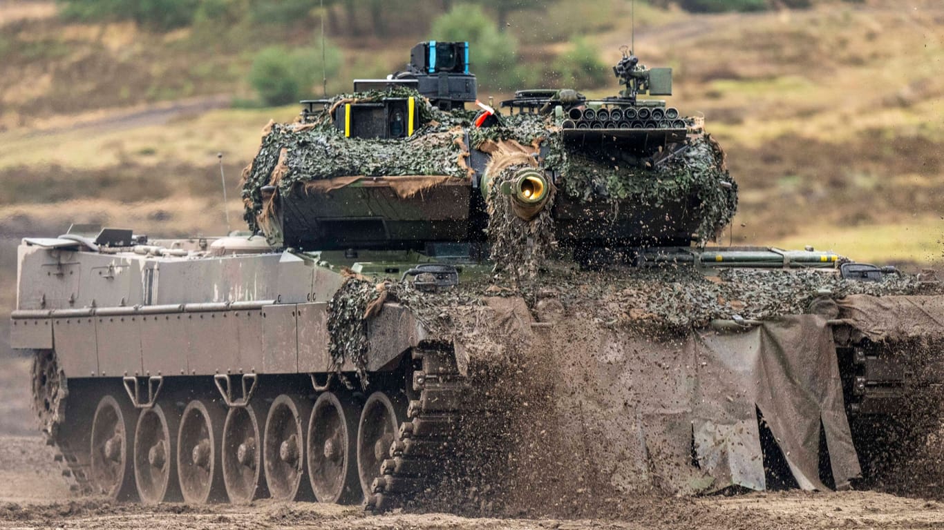 Deutscher Kampfpanzer Leopard 2 (Archivbild): Die Europäische Union unterstützt die Ukraine bei ihrem Abwehrkampf, sagt Josep Borrell.