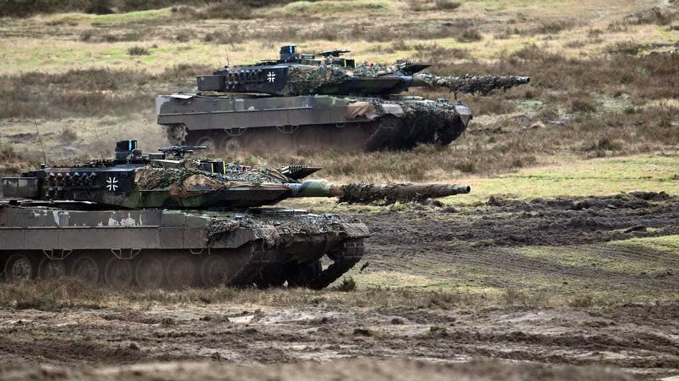 Leopard 2 der Bundeswehr bei einem Manöver: 18 Kampfpanzer aus Deutschland sind nun in der Ukraine eingetroffen.