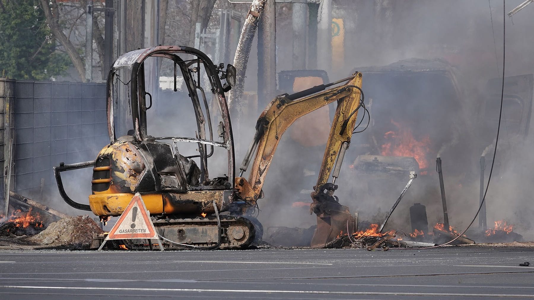 Etwa 65 Einsatzkräfte von Berufs- und Freiwilliger Feuerwehr sind gegenwärtig in Dresden-Friedrichstadt im Einsatz. Dort ist bei Bauarbeiten eine Gasleitung in Brand geraten. In der Folge kam es zu mehreren Explosionen. Weiterhin gerieten mehrere Fahrzeuge, welche sich in unmittelbarer Nähe der Unglücksstelle befanden, in Brand. Etwa 65 Einsatzkräfte von Berufs- und Freiwilliger Feuerwehr sind gegenwärtig in Dresden-Friedrichstadt im Einsatz. Dort ist bei Bauarbeiten eine Gasleitung in Brand geraten. In der Folge kam es zu mehreren Explosionen. Weiterhin gerieten mehrere Fahrzeuge, welche sich in unmittelbarer Nähe der Unglücksstelle befanden, in Brand.