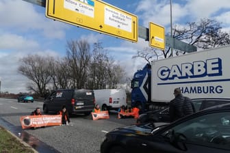 Aktivisten der "Letzten Generation" haben am Samstag die Elbbrücken in Hamburg blockiert