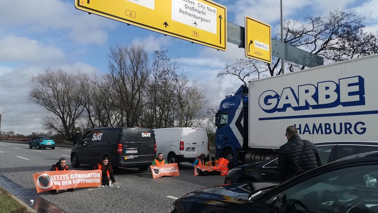 Aktivisten der "Letzten Generation" haben am Samstag die Elbbrücken in Hamburg blockiert