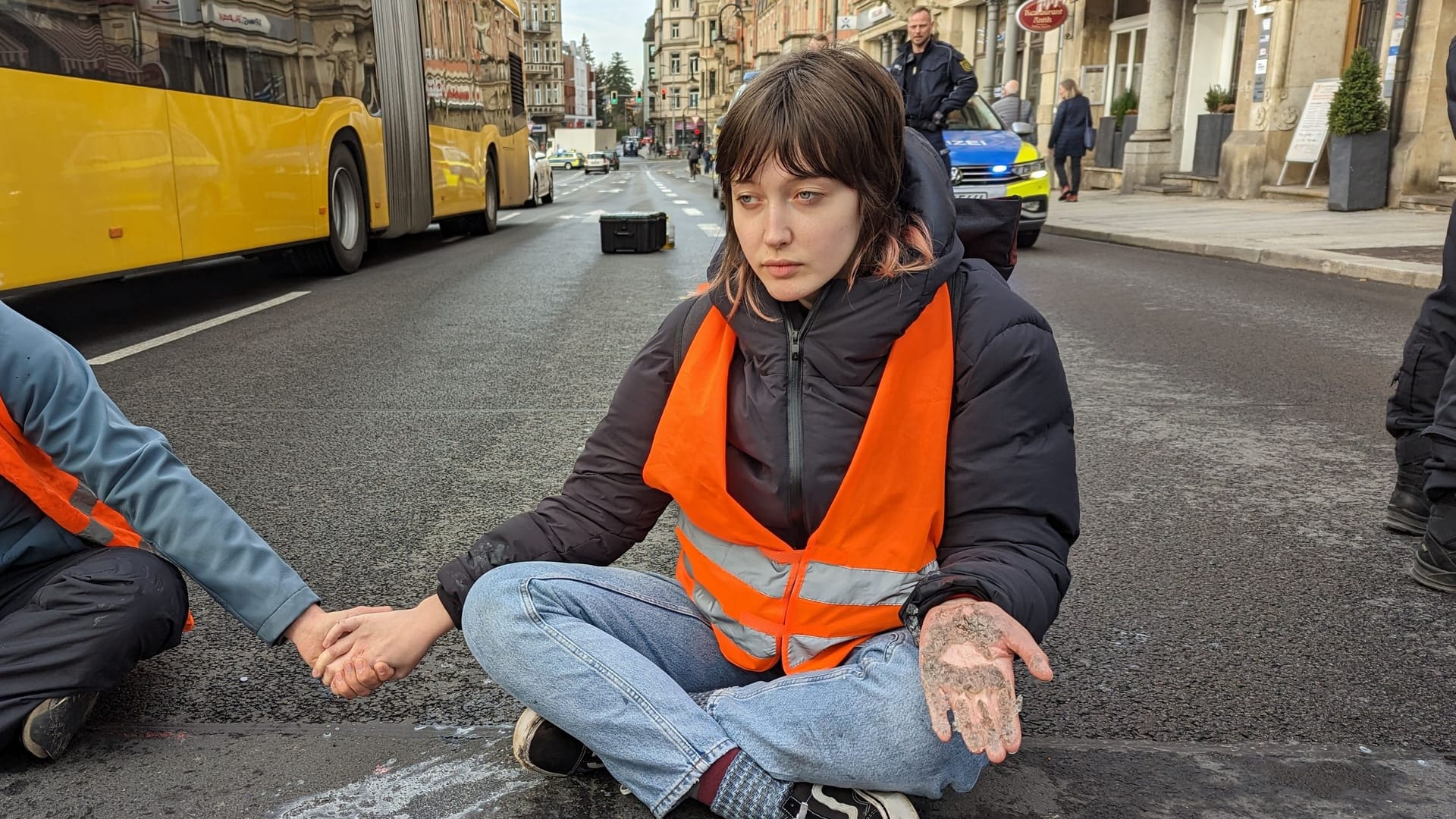 Eine Stunde lang blockierte Hannah Wolf mit fünf weiteren Mitgliedern der "Letzten Generation" die Loschwitzer Brücke in Dresden.