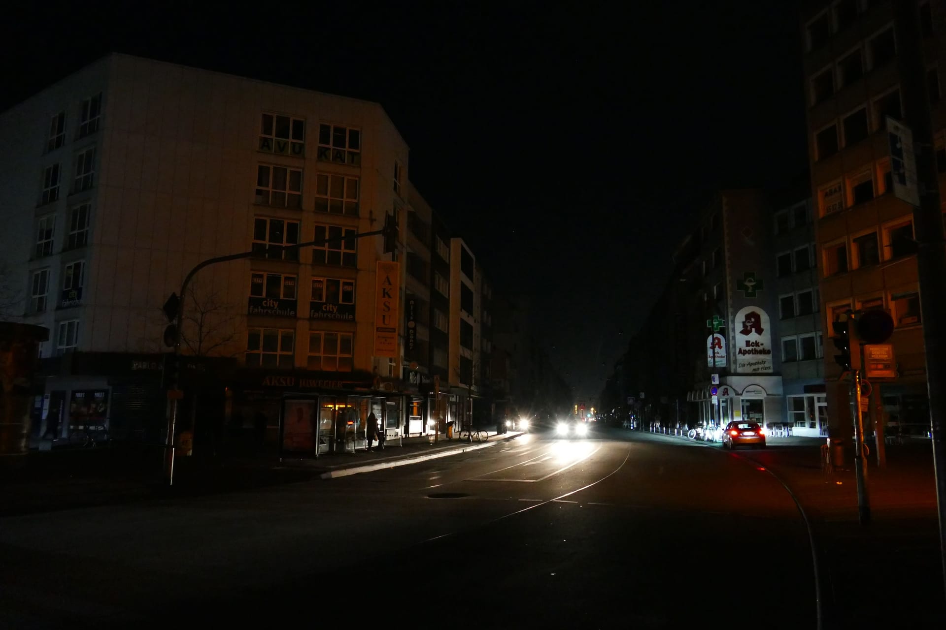 Die Genovevastraße am Wiener Platz: Erhellt wird die Nacht nur von den Scheinwerfern der Autos.