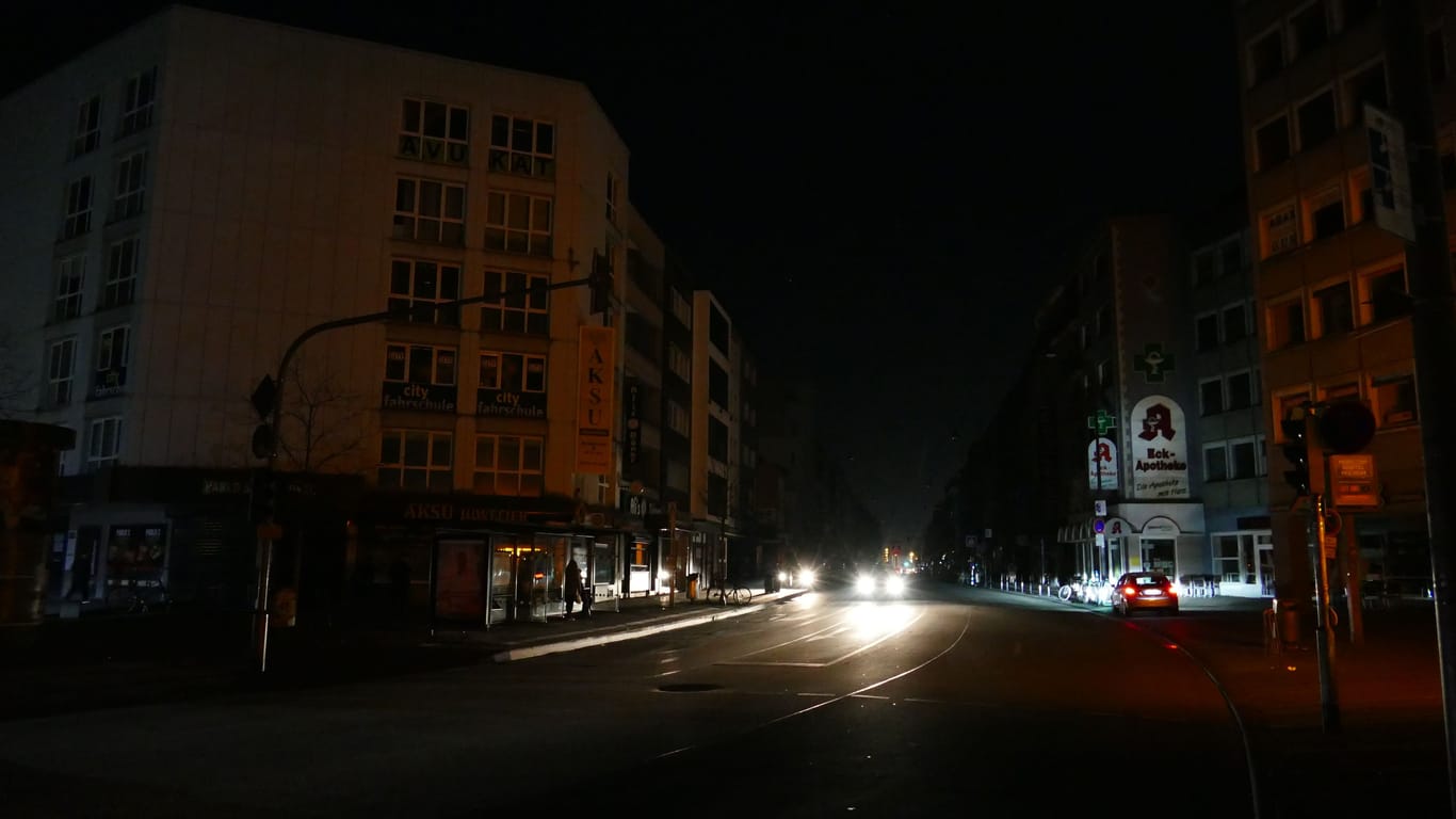 Die Genovevastraße am Wiener Platz: Erhellt wird die Nacht nur von den Scheinwerfern der Autos.
