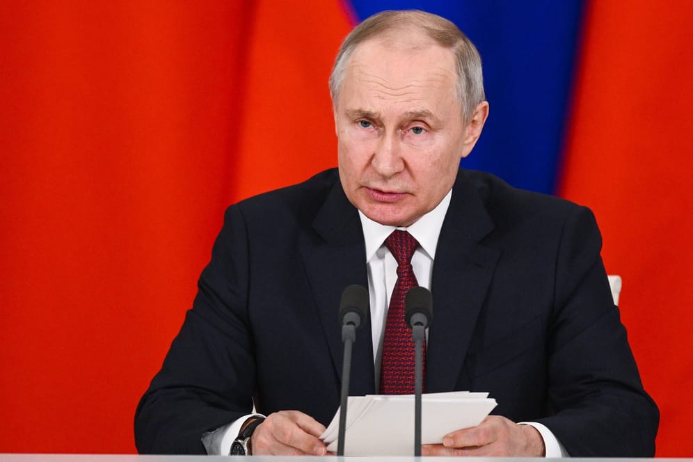 Der russische Präsident Wladimir Putin bei einer Pressekonferenz (Archivbild): Er will auf britische Uran-Munition reagieren.