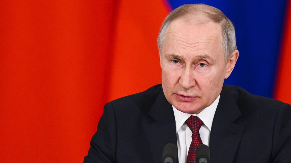 Der russische Präsident Wladimir Putin bei einer Pressekonferenz (Archivbild): Er will auf britische Uran-Munition reagieren.
