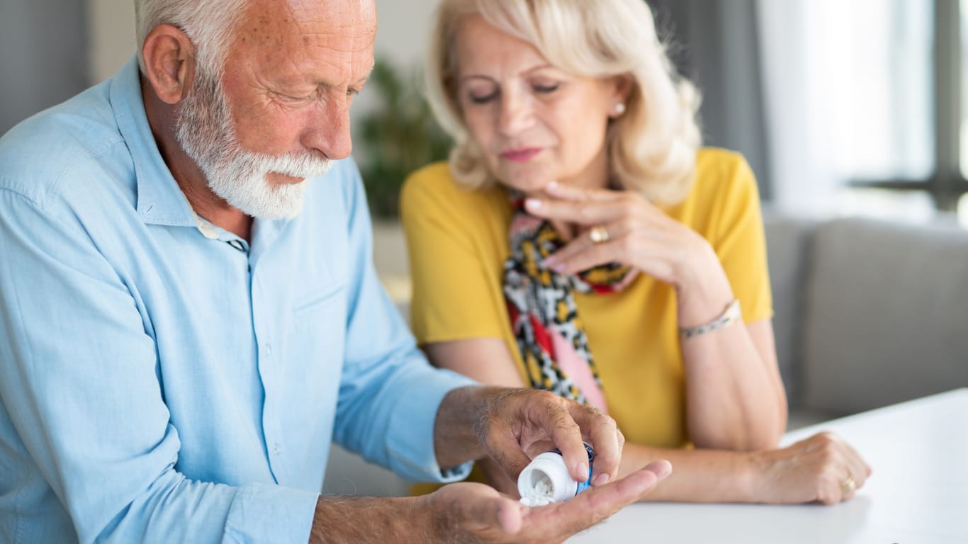 Medikamenteneinnahme: Viele gängige Arzneimittel können bei älteren Menschen zu unerwünschten Nebenwirkungen führen.