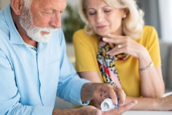 Medikamenteneinnahme: Viele gängige Arzneimittel können bei älteren Menschen zu unerwünschten Nebenwirkungen führen.