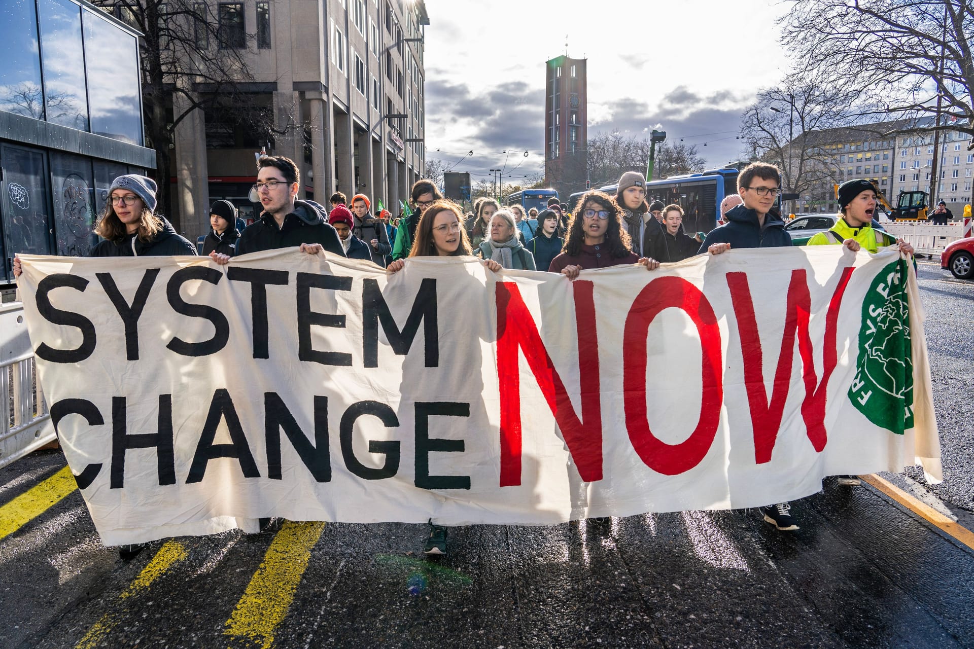 Die Anhänger von "Fridays for Future" fordern einen Systemwechsel: Bei einer Demo in München zeigten sich die Aktivisten unzufrieden mit den jüngsten Beschlüssen aus Berlin.