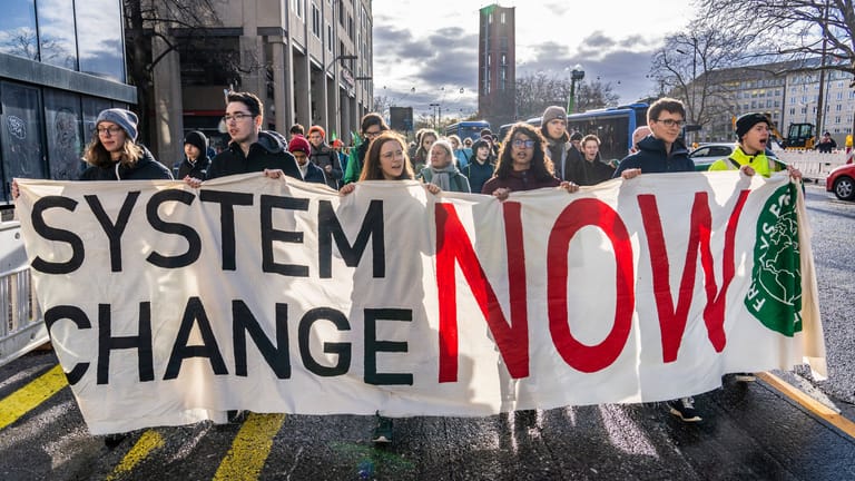 Die Anhänger von "Fridays for Future" fordern einen Systemwechsel: Bei einer Demo in München zeigten sich die Aktivisten unzufrieden mit den jüngsten Beschlüssen aus Berlin.
