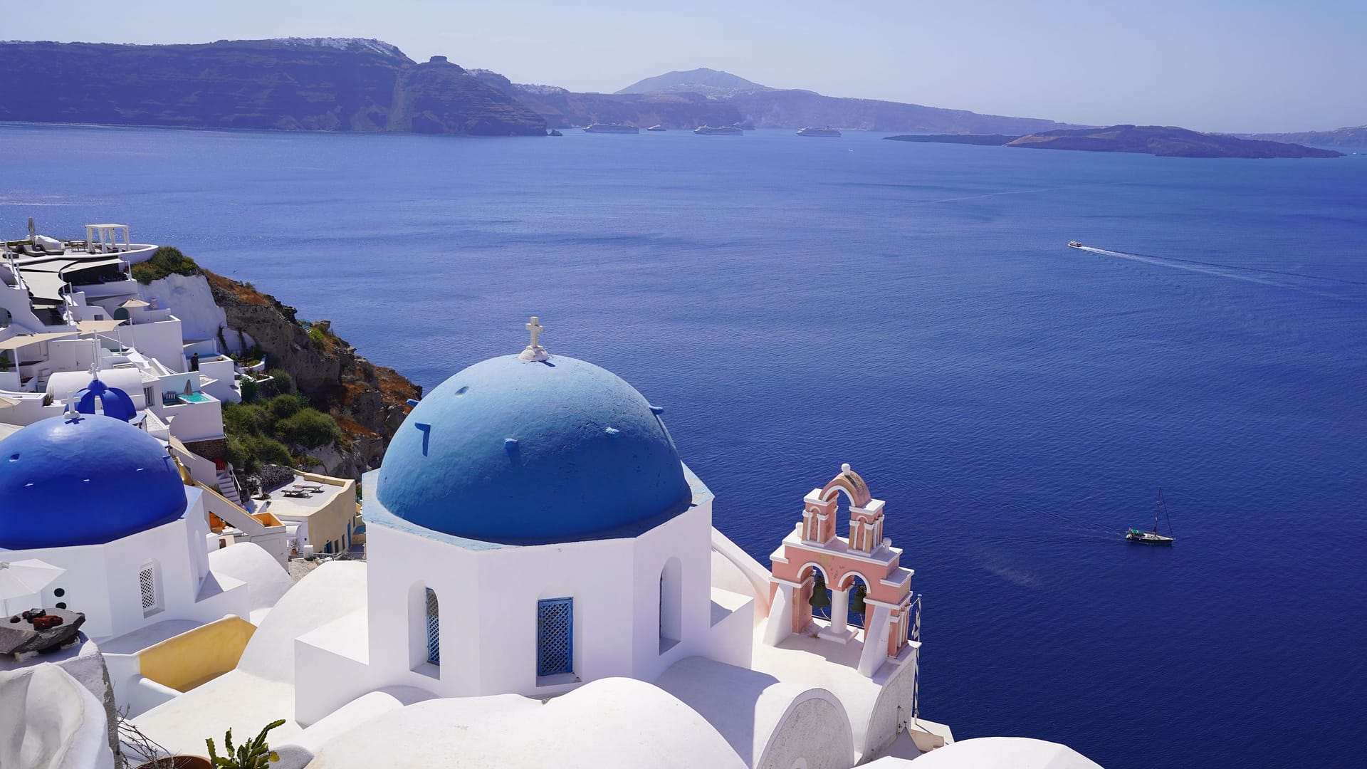 Postkartenblick: Santorini gehört zu den bekanntesten Orten Griechenlands und ist dem entsprechend gut besucht.