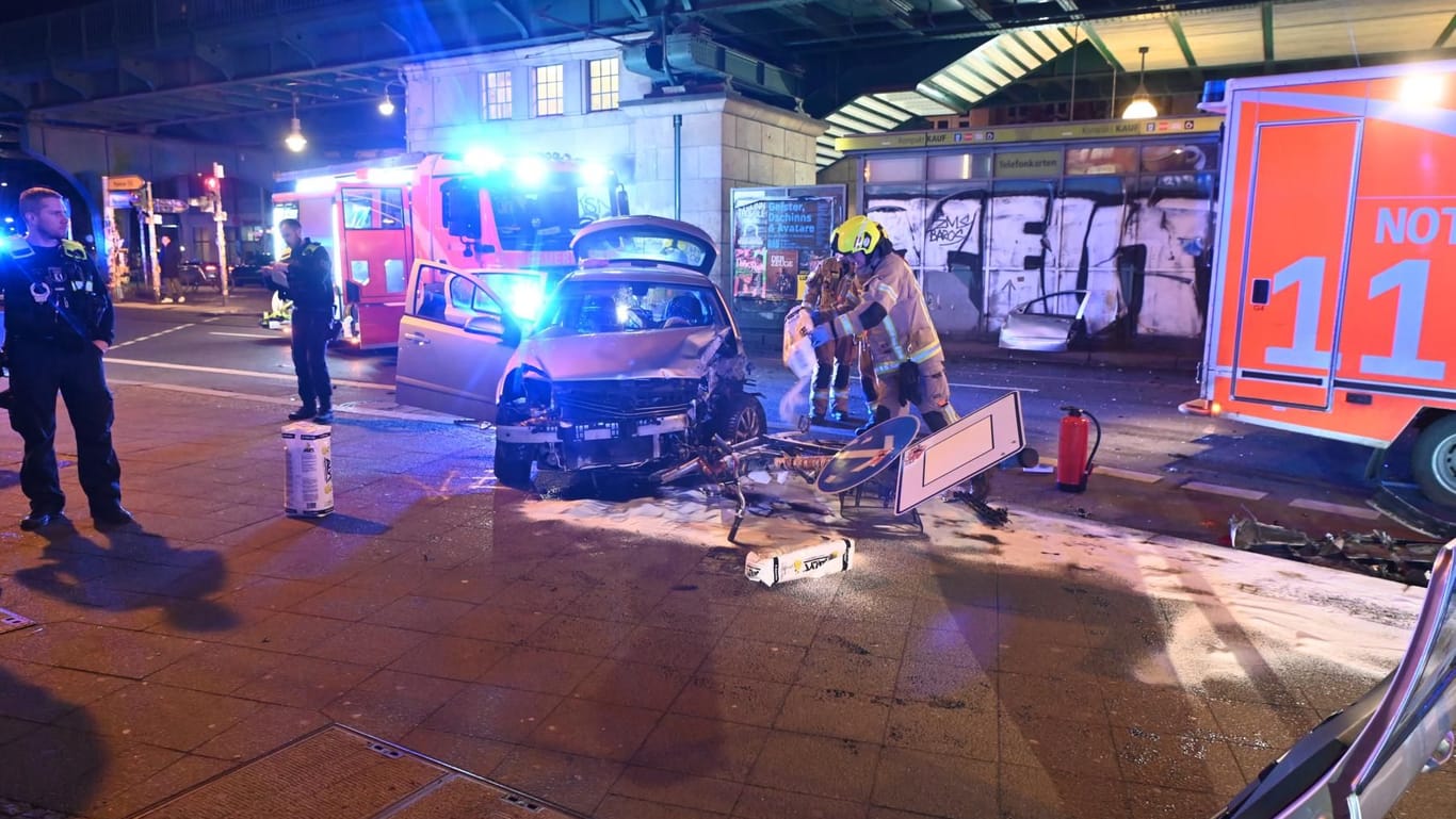 Unfall am U-Bahnhof Eberswalder Straße: Die Beifahrerin blieb unverletzt.