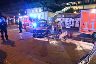 Unfall am U-Bahnhof Eberswalder Straße: Die Beifahrerin blieb unverletzt.