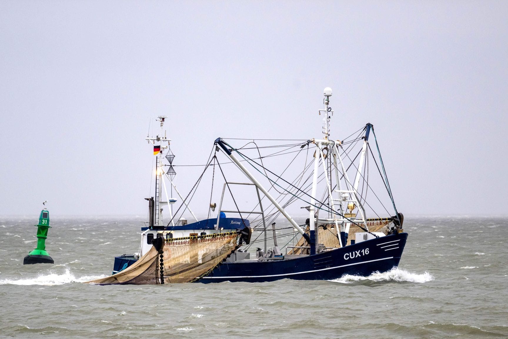 Ein Kutter fischt nach Krabben (Archvifoto): Dutzende Fischer von der niedersächsischen Nordseeküste wollen mit ihren Kuttern bei der Agrarministerkonferenz in Büsum demonstrieren.