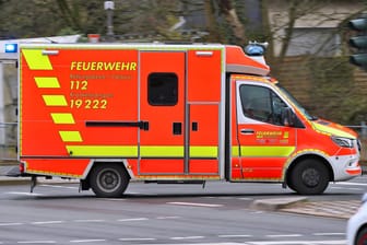 Ein Krankenwagen fährt mit Blaulicht zu einem Einsatzort (Archivbild): Ein Sechsjähriger wurde bei Hannover schwer verletzt.