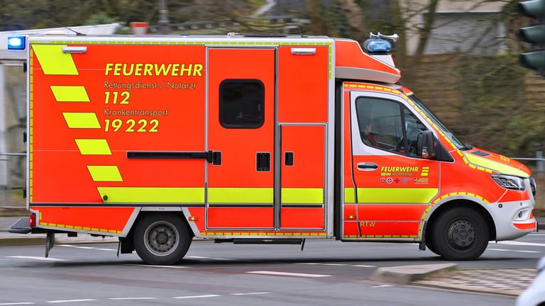 Ein Krankenwagen fährt mit Blaulicht zu einem Einsatzort (Archivbild): Ein Sechsjähriger wurde bei Hannover schwer verletzt.