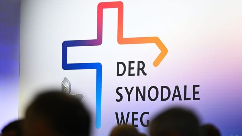 Teilnehmende der Synodalversammlung sitzen vor dem Schriftzug «Der Synodale Weg». Teilnehmende der Synodalversammlung sitzen vor dem Schriftzug «Der Synodale Weg».