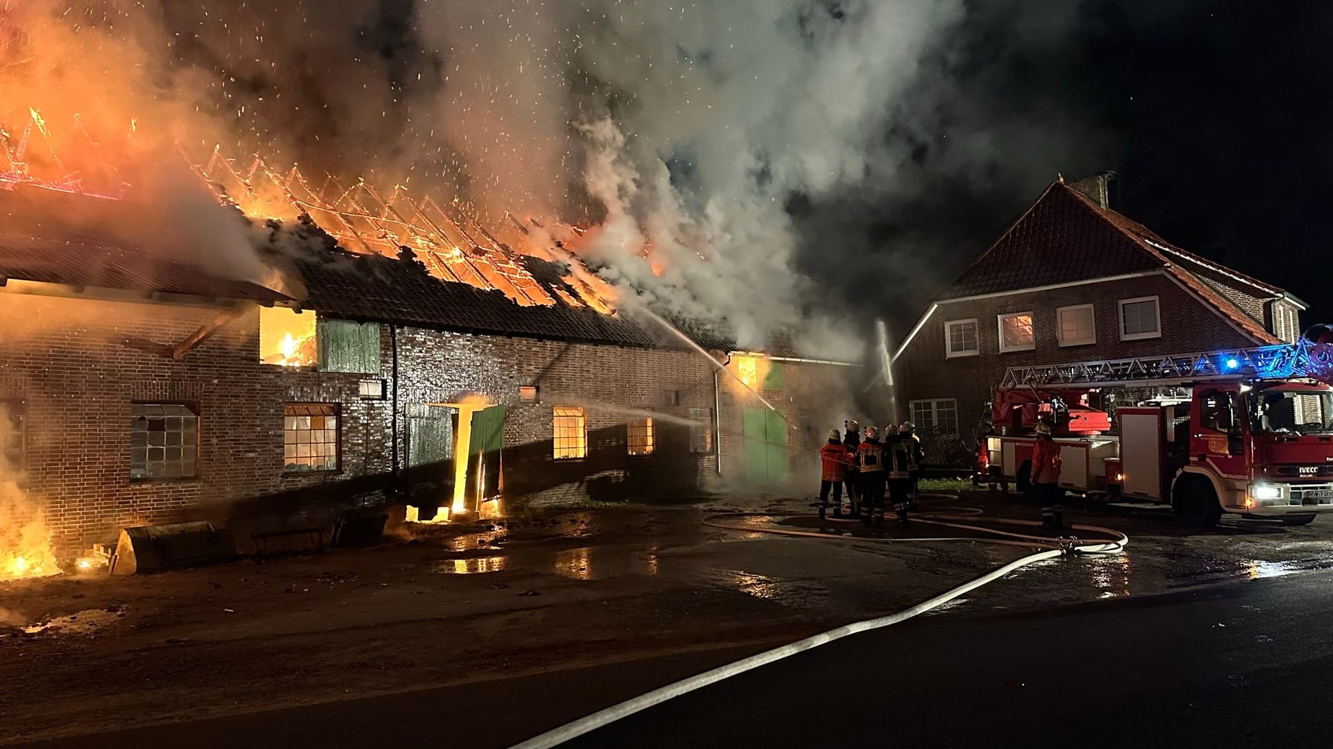 Der Feuerwehr gelang es, das angrenzende Wohnhaus vor den Flammen zu retten.