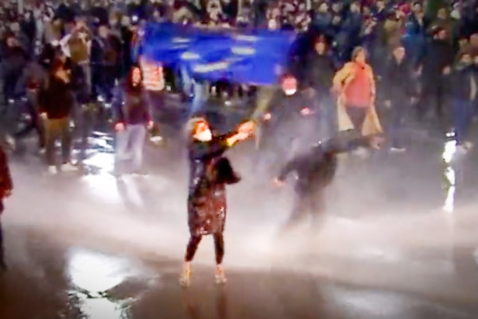 Eine Frau schwenkt eine EU-Flagge bei Protesten in Tiflis