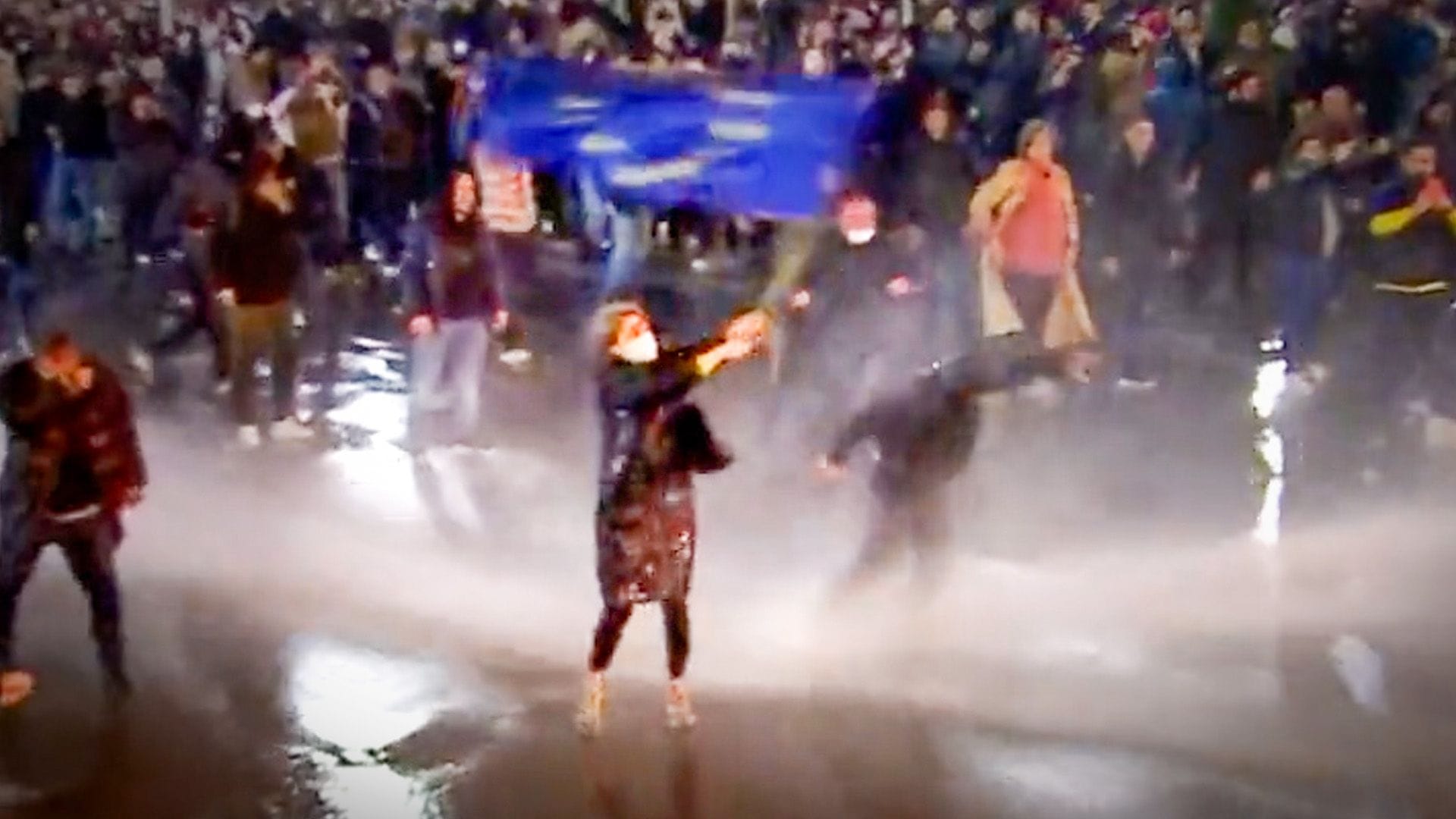 Eine Frau schwenkt eine EU-Flagge bei Protesten in Tiflis