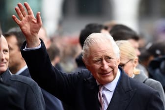 Er wird umjubelt. Das genießt König Charles III. sichtbar.