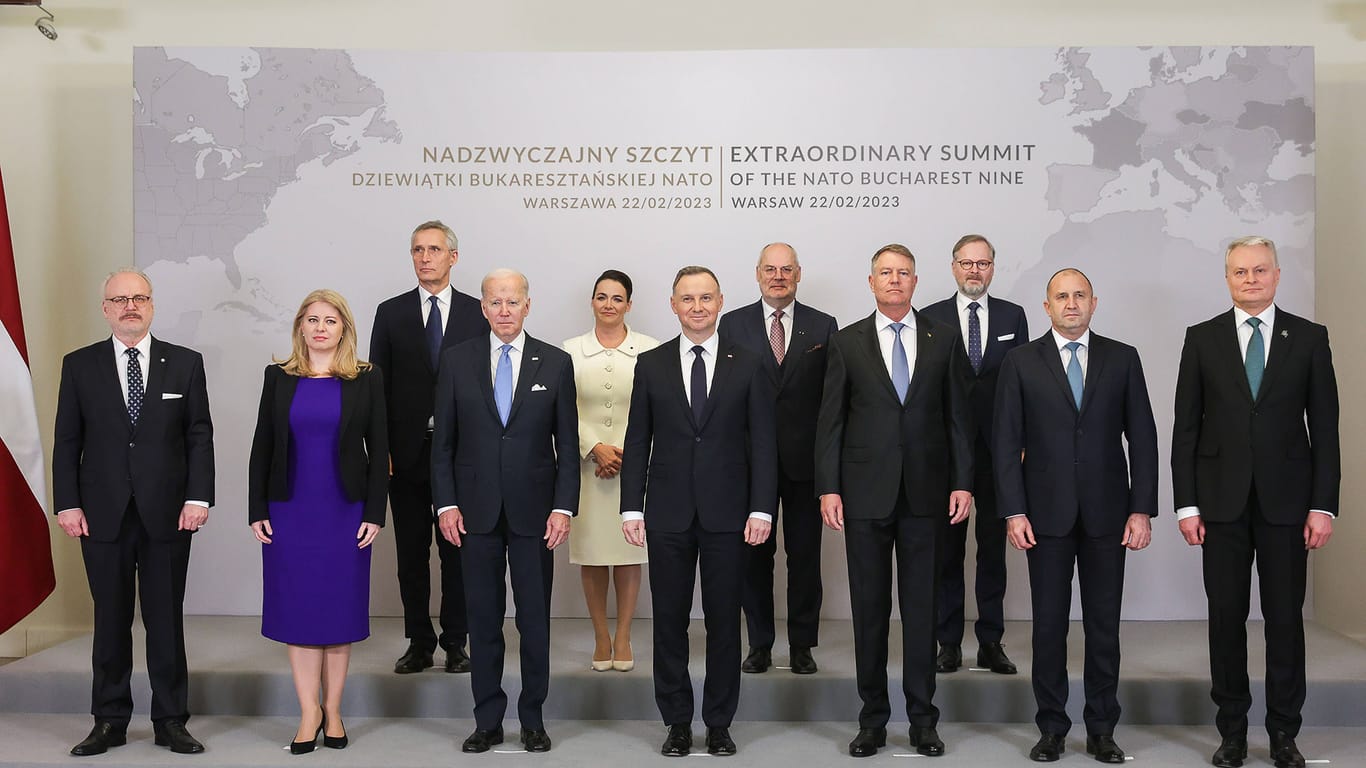 Die "Bukarest Neun" zusammen mit Joe Biden und Jens Stoltenberg: Der US-Präsident und der Nato-Generalsekretär waren bei einem Treffen im Februar in Warschau anwesend.