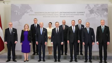 TO "Bukareszt Nowy" z Joe Bidenem i Jensem Stoltenbergiem: Prezydent USA i Sekretarz Generalny NATO byli obecni na lutowym spotkaniu w Warszawie.