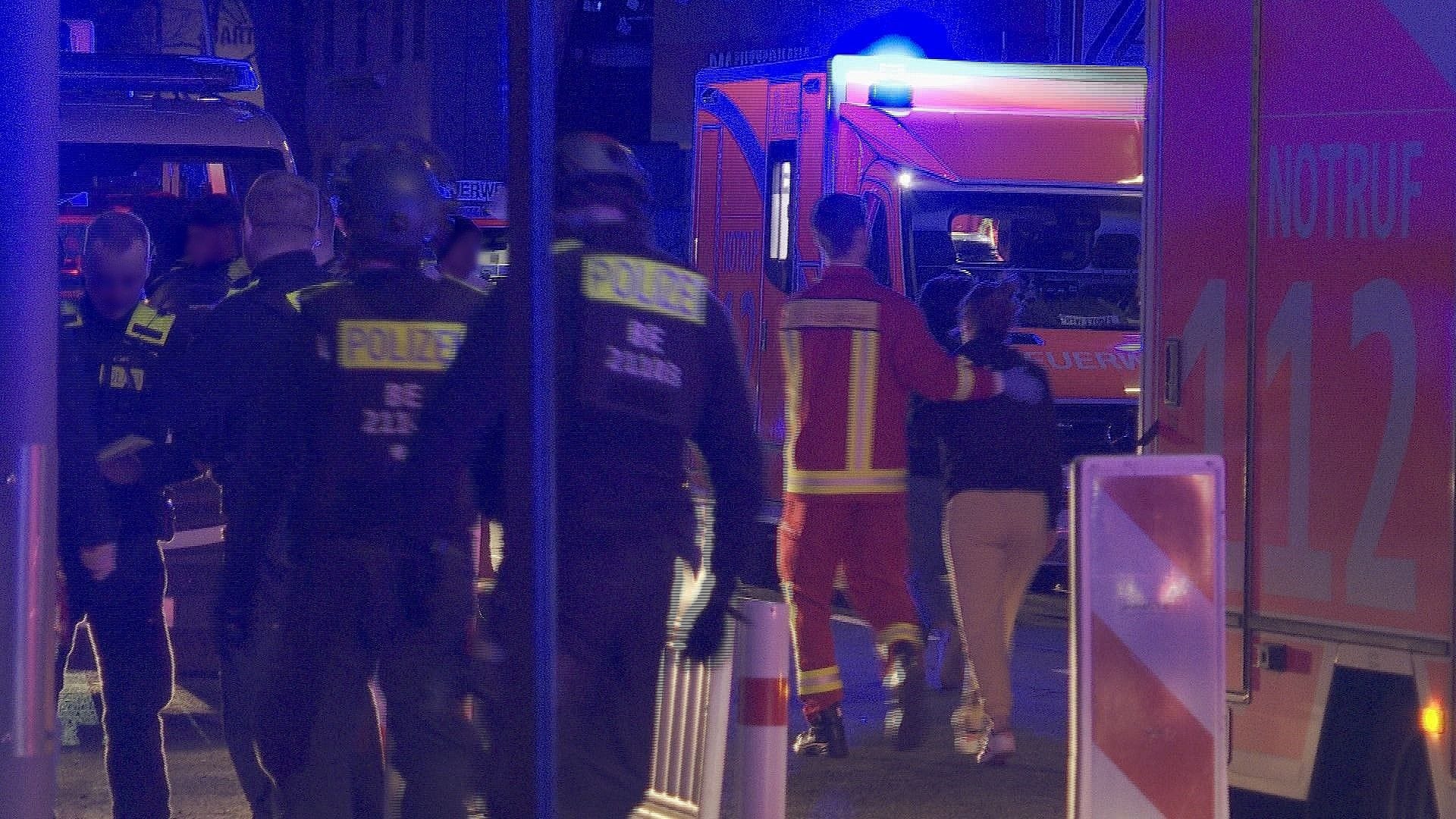 Polizisten und Rettungskräfte im Einsatz: Nach einem Streit ermittelt die Mordkommission. Polizisten und Rettungskräfte im Einsatz: Nach einem Streit ermittelt die Mordkommission.