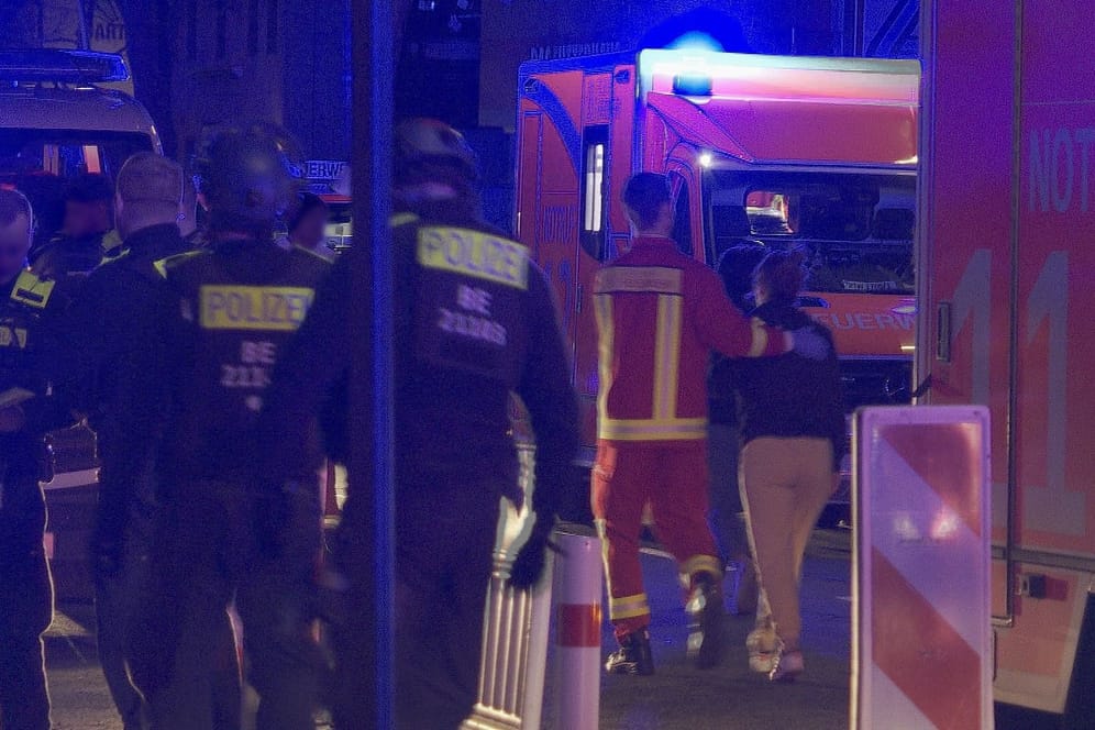 Polizisten und Rettungskräfte im Einsatz: Nach einem Streit ermittelt die Mordkommission.