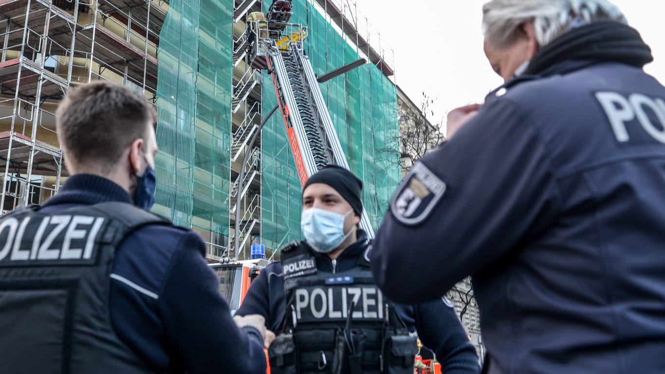 Polizeibeamte bei einem Einsatz in der Kantstraße (Archivbild): Nach dem Tod des 50-Jährigen wird nach Hinweisen gesucht.